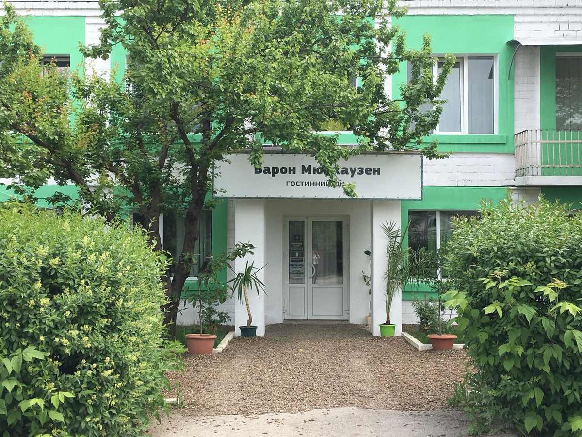 Baron Munchausen Guest House Kamieniec Podolski Zewnętrze zdjęcie